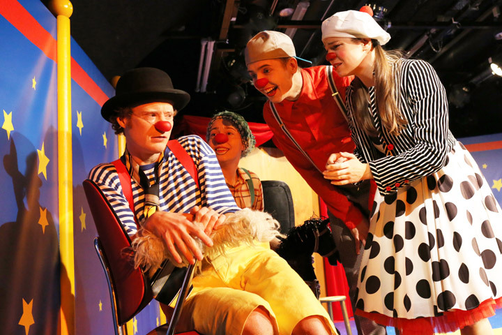 SCHULE MIT CLOWNS