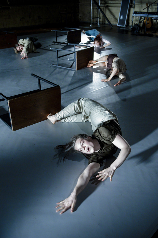 R O S E S einsam.gemeinsam (14+) - 17. internationales SZENE BUNTE WÄHNE Tanzfestival für ein junges Publikum