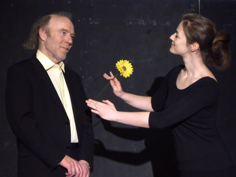 LILA WOLKE ÜBER INNSBRUCK ABSURD GENIALE THEATEREI IM WESTBAHNTHEATER INNSBRUCK