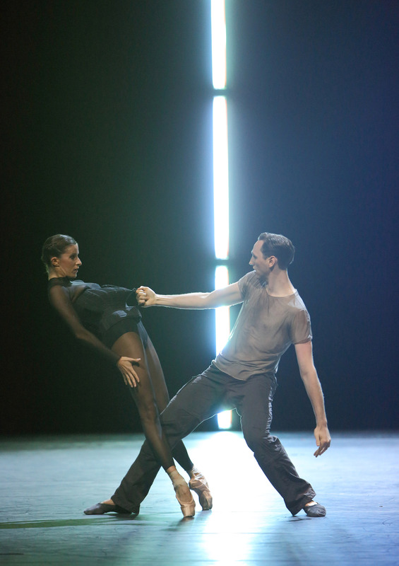 MERCE CUNNINGHAM (US) / RICHARD SIEGAL (US) / BAYERISCHES STAATSBALLETT (DE) Exits and Entrances Unitxt / BIPED 