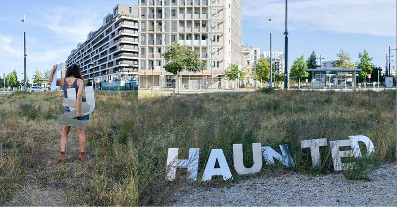 HAUNTED LANDSCAPE on an unseen wasteland - Performative Intervention von Claudia Bosse mit der Public Performance School